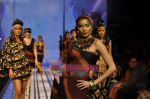 Model walks the ramp for Malini Ramani Show at Lakme Winter fashion week day 5 on 21st Sept 2010 (65).JPG